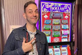 Dealer asli memimpin permainan blackjack live casino secara online di sayapjp
